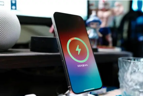 海棠湾镇苹果15换屏服务分享用什么充电器给iPhone15充电更好 